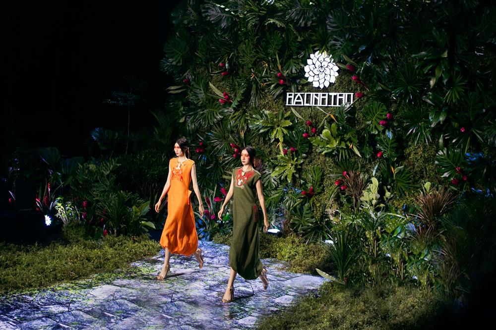 Bất ngờ những bước catwalk của Thanh Hằng qua CAM thường-11