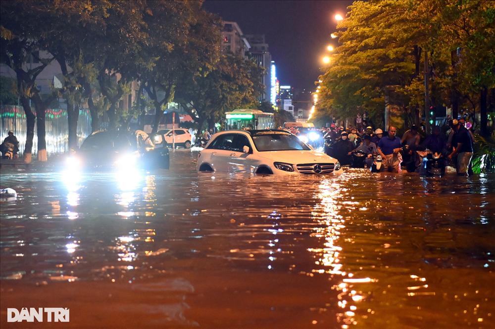 Mưa lớn ở Hà Nội, nhiều xe sang bay biển số, ngập sâu trong nước-1