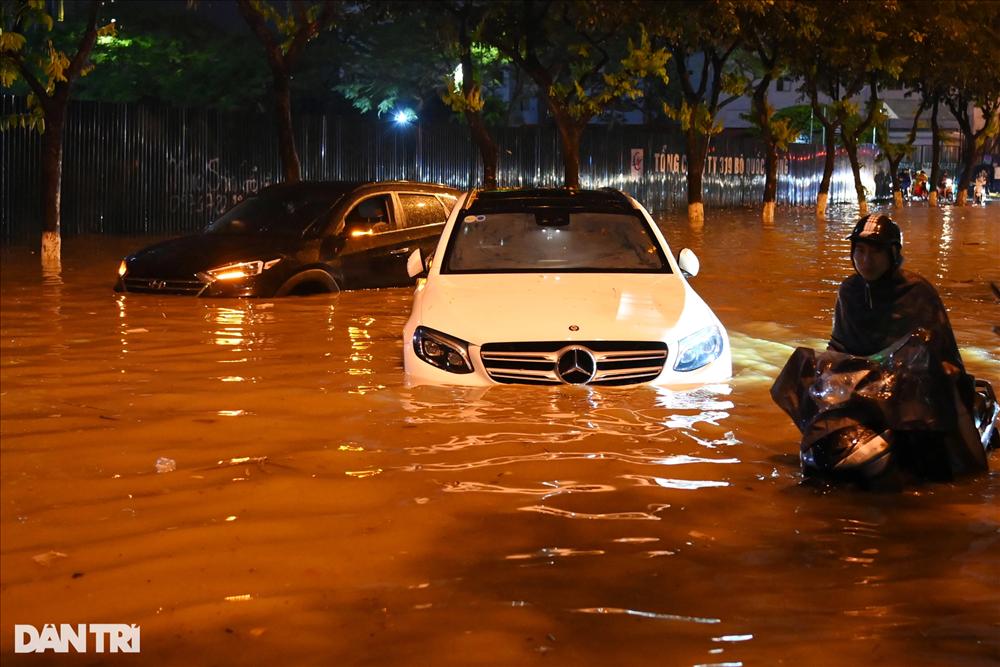 Mưa lớn ở Hà Nội, nhiều xe sang bay biển số, ngập sâu trong nước-2