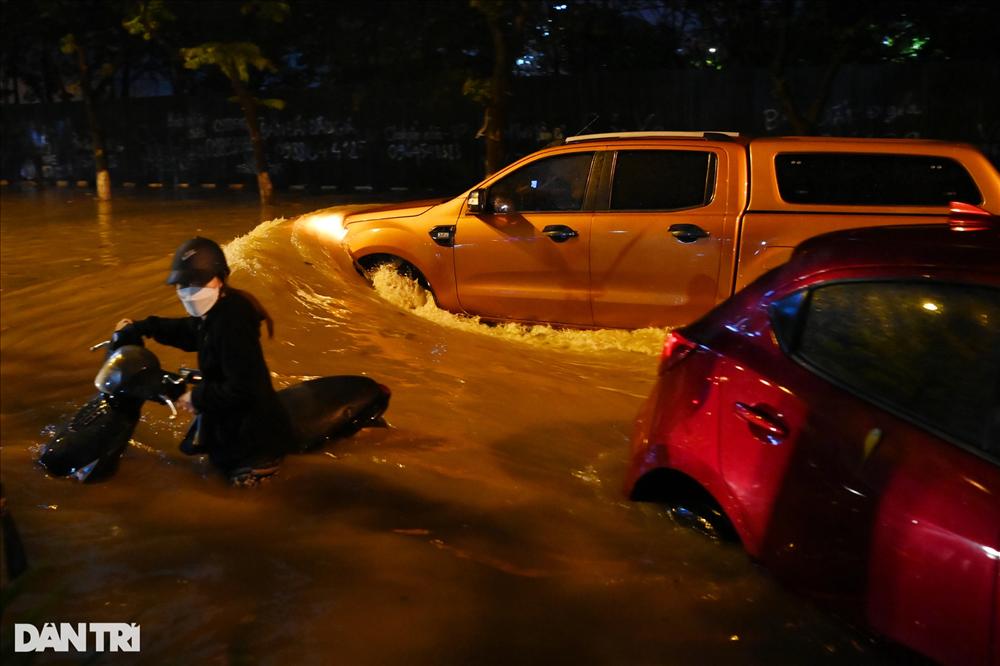 Mưa lớn ở Hà Nội, nhiều xe sang bay biển số, ngập sâu trong nước-3