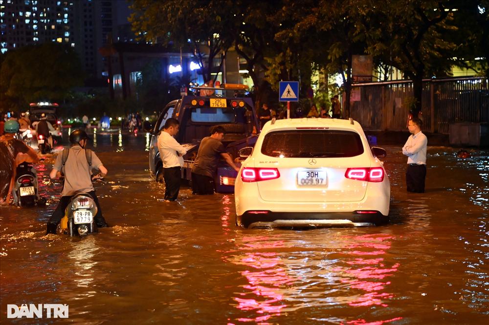 Mưa lớn ở Hà Nội, nhiều xe sang bay biển số, ngập sâu trong nước-5