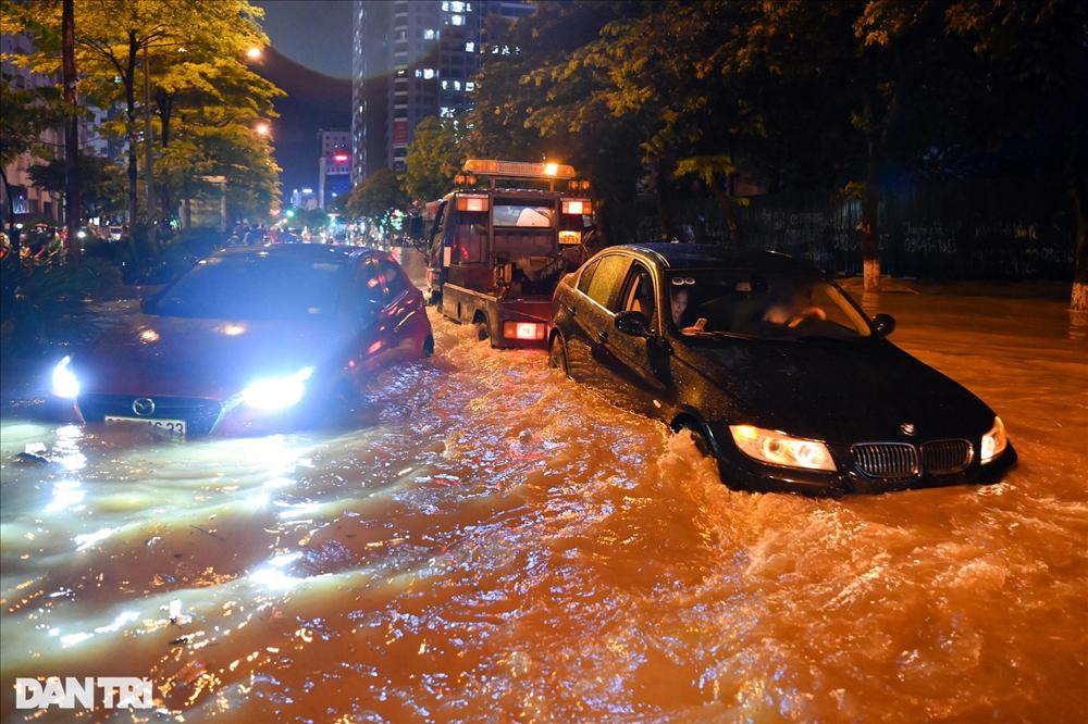 Mưa lớn ở Hà Nội, nhiều xe sang bay biển số, ngập sâu trong nước-6