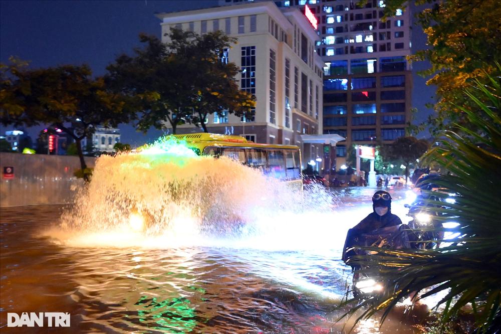 Mưa lớn ở Hà Nội, nhiều xe sang bay biển số, ngập sâu trong nước-7