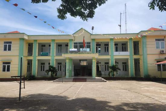 'Quan hệ không trong sáng', chủ tịch xã bị đánh ghen tại phòng làm việc