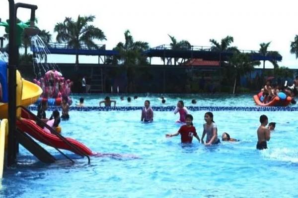 Bé 10 tuổi tử vong tại hồ bơi-1