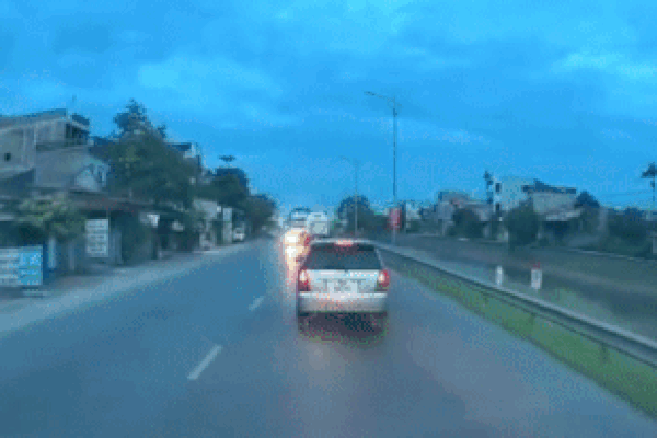 Xe khách lật trên quốc lộ, ít nhất 4 người chết, nhiều người bị thương-2