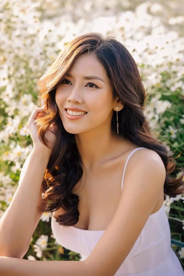 Á hậu cùng quê với Đoàn Văn Hậu là gương mặt quen thuộc tại các cuộc thi nhan sắc. Cô từng đạt vị trí Top 5 Hoa hậu Việt Nam 2010, Á hậu 2 Hoa hậu các dân tộc Việt Nam 2013, Top 25 Hoa hậu Thế giới 2014, Top 5 Hoa hậu Hoàn vũ Việt Nam 2015, Top 20 Hoa hậu Hòa bình Quốc tế 2016.