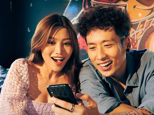 Chân dài Chế Nguyễn Quỳnh Châu gây chú ý với vai cô trợ lý của Quắn (Tuấn Trần) trong phim "Bố già" của Trấn Thành. Thậm chí, cô trợ lý xinh đẹp còn được ông Ba Sang (Trấn Thành) khen ngợi, nói vui là "đúng gu" nhờ tính cách tốt bụng, giỏi nấu nướng. Ông Ba Sang nhiều lần ghép cặp cô trợ lý xinh đẹp với con trai Quắn. "Bố già" là bộ phim gây bão phòng vé năm 2021 với doanh thu khủng: 420 tỷ đồng, lập nên kỷ lục mới của phim điện ảnh Việt.