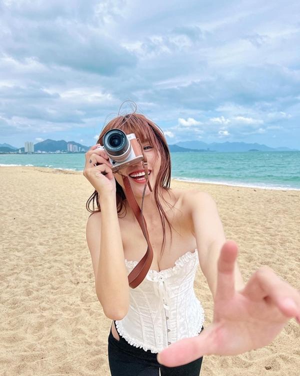 Bên cạnh công việc đóng phim, Quỳnh Châu còn được biết đến là một MC tài năng, xinh đẹp, nhảy giỏi, hát hay. Cô tích cực tham gia một số chương trình truyền hình gần đây với hình ảnh năng động.