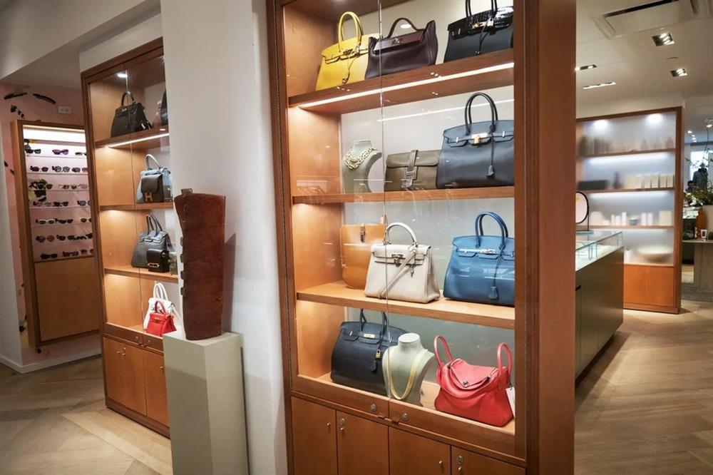 Vì sao phụ nữ giàu bán bớt đồ hiệu?-2