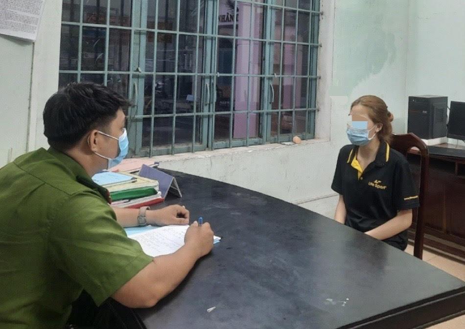 Clip: Nghi bị nói xấu, nhóm người lao vào đánh hội đồng cô gái trẻ-1