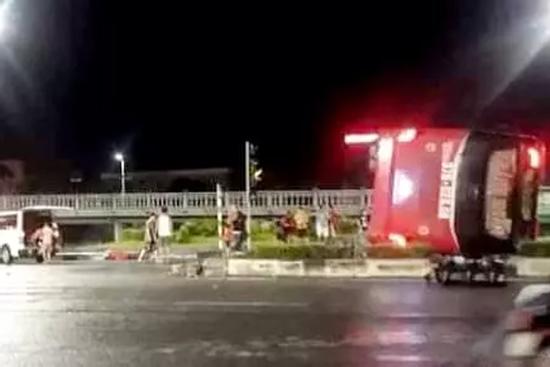 Xe khách lật trên quốc lộ, ít nhất 4 người chết, nhiều người bị thương