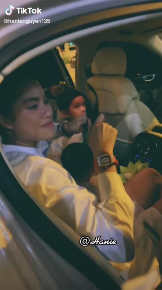 Phạm Hương và con lộ diện khi về nước, nhan sắc có như xưa?-3