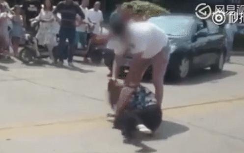 Nghĩ bố li dị mẹ vì tiểu tam, thanh niên đi đánh ghen xả cơn thịnh nộ-1