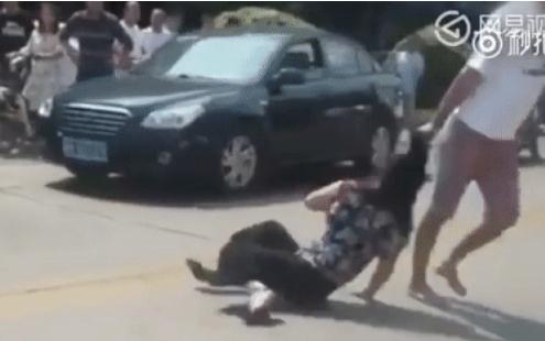 Nghĩ bố li dị mẹ vì tiểu tam, thanh niên đi đánh ghen xả cơn thịnh nộ-2