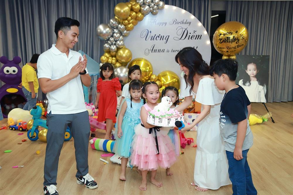 Chí Anh tới chúc mừng sinh nhật con gái Khánh Thi - Phan Hiển-1