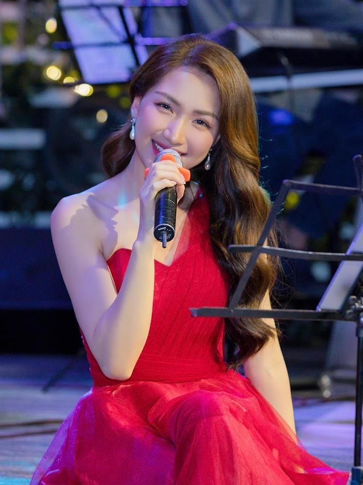 Chuyện gì khiến Hòa Minzy vừa hát vừa liên tục dụi mắt như khóc?-1