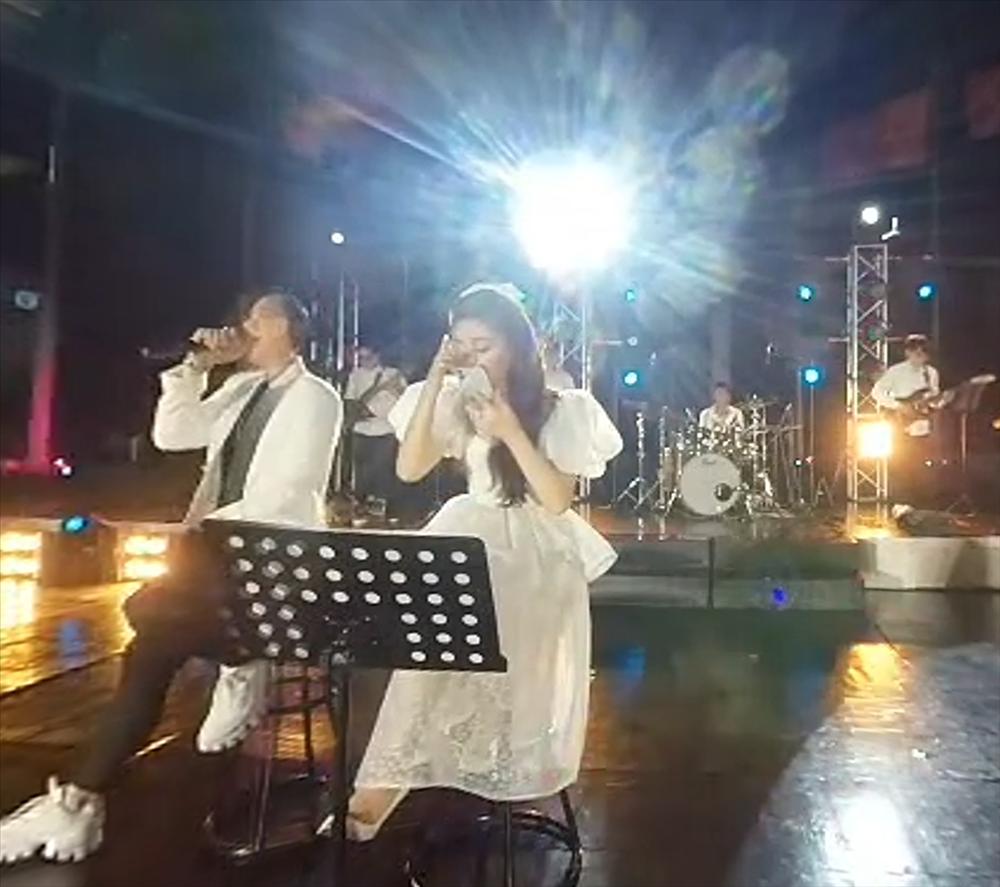 Chuyện gì khiến Hòa Minzy vừa hát vừa liên tục dụi mắt như khóc?-4