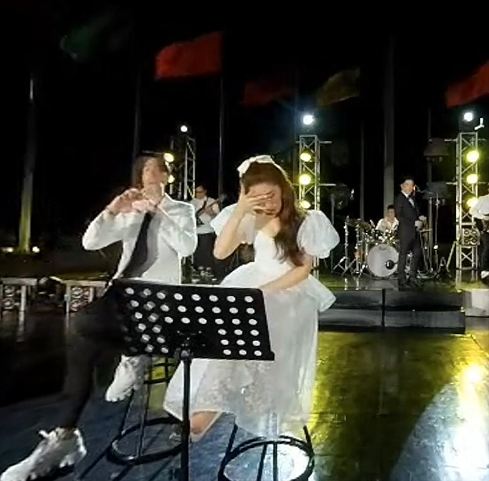 Chuyện gì khiến Hòa Minzy vừa hát vừa liên tục dụi mắt như khóc?-3