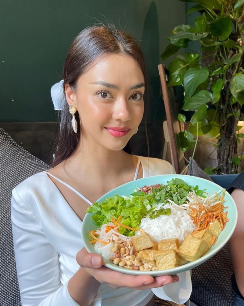 Hoa hậu Thái xả ảnh ăn hàng sau vụ chặt chém phố Nguyễn Huệ-7