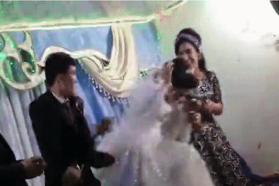 Chú rể cục súc đánh cô dâu ngay trên sân khấu, khách mời 'choáng váng'