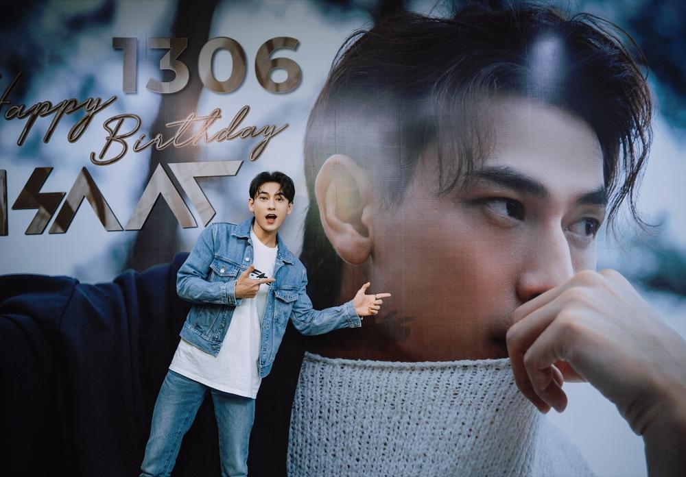 Bế con đi sinh nhật idol, fan của Isaac chịu chơi cực chất-1