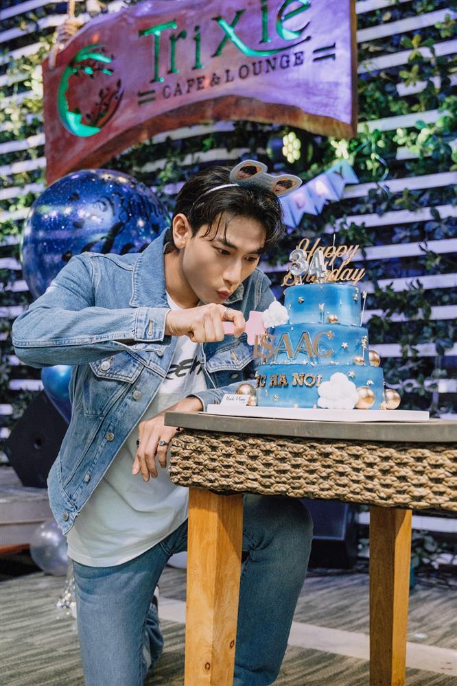 Bế con đi sinh nhật idol, fan của Isaac chịu chơi cực chất-2