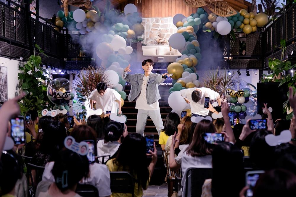 Bế con đi sinh nhật idol, fan của Isaac chịu chơi cực chất-7