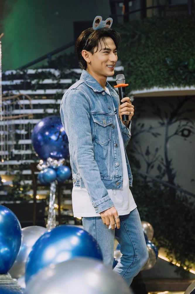 Bế con đi sinh nhật idol, fan của Isaac chịu chơi cực chất-4