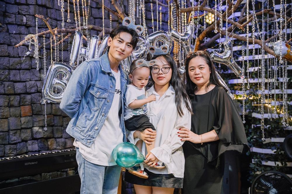 Bế con đi sinh nhật idol, fan của Isaac chịu chơi cực chất-5