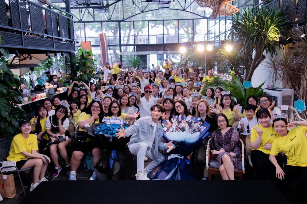 Bế con đi sinh nhật idol, fan của Isaac chịu chơi cực chất-12