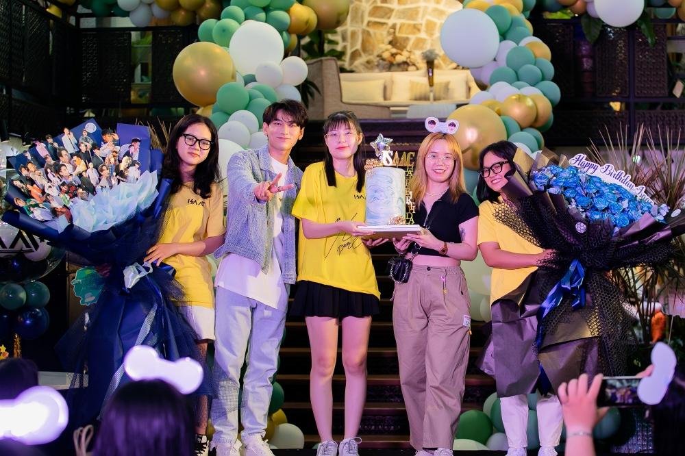 Bế con đi sinh nhật idol, fan của Isaac chịu chơi cực chất-3