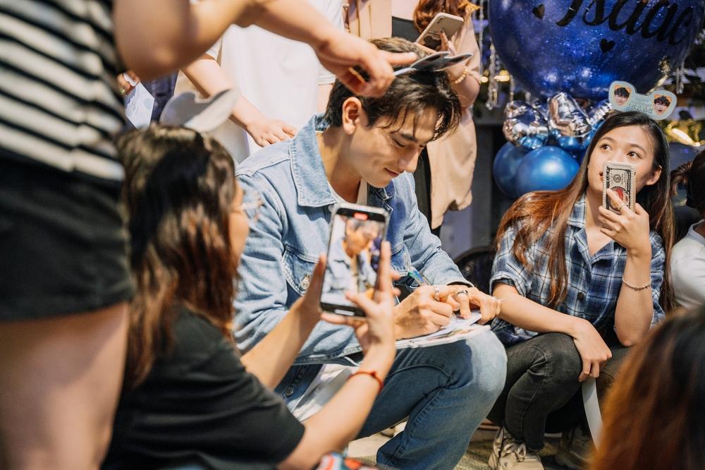 Bế con đi sinh nhật idol, fan của Isaac chịu chơi cực chất-8