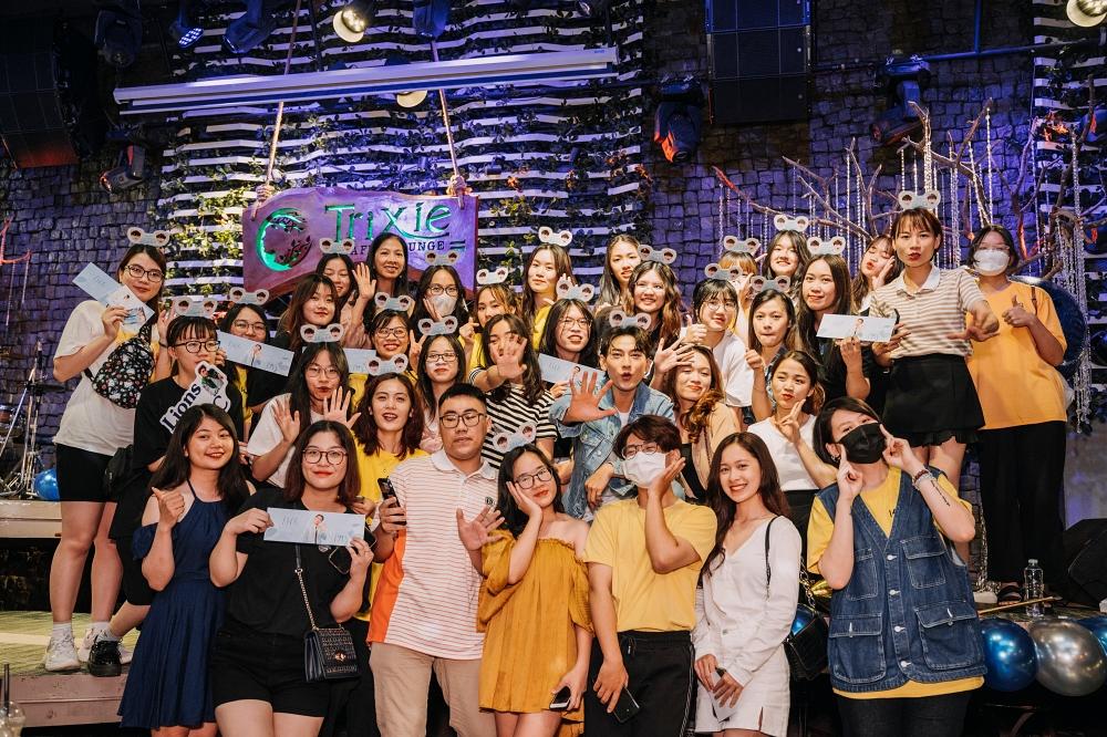 Bế con đi sinh nhật idol, fan của Isaac chịu chơi cực chất-11