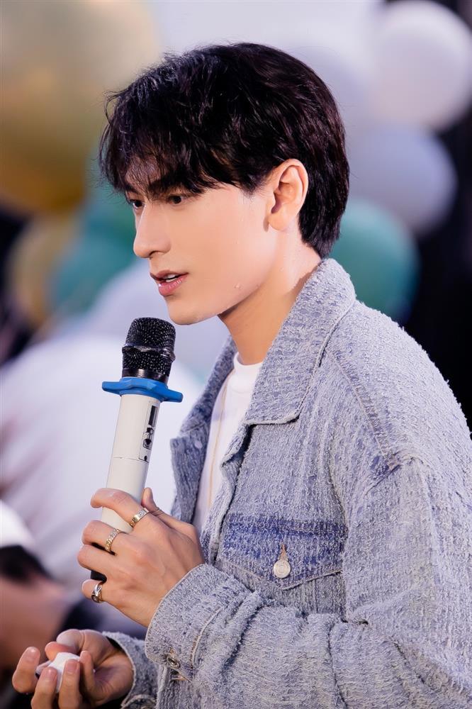 Bế con đi sinh nhật idol, fan của Isaac chịu chơi cực chất-10