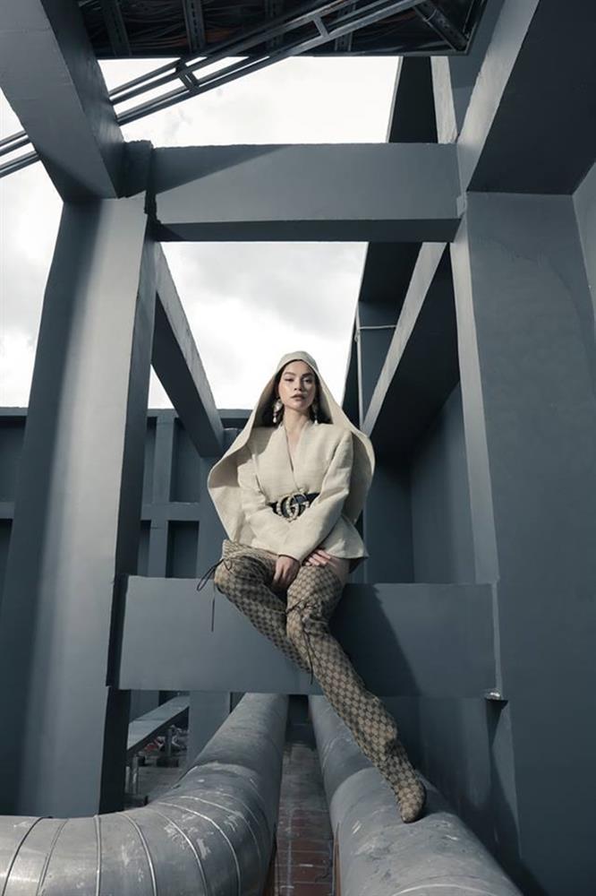 1 đôi boots 2 số phận: Lệ Quyên lùn mẩu - Tóc Tiên khoe cặp giò nuột-5