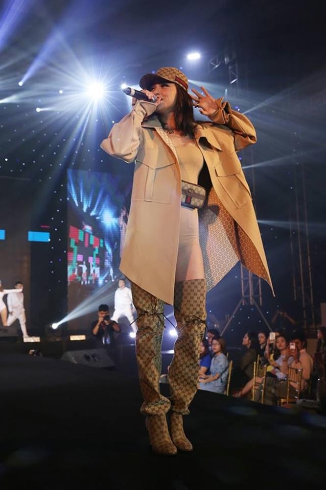 1 đôi boots 2 số phận: Lệ Quyên lùn mẩu - Tóc Tiên khoe cặp giò nuột-6