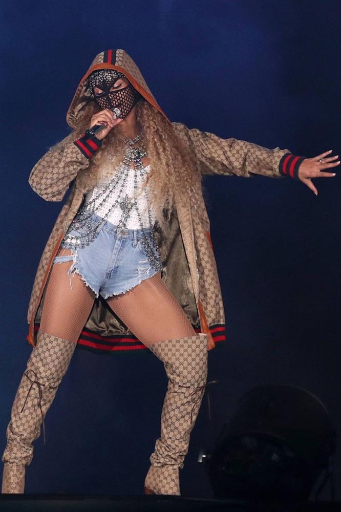 1 đôi boots 2 số phận: Lệ Quyên lùn mẩu - Tóc Tiên khoe cặp giò nuột-10