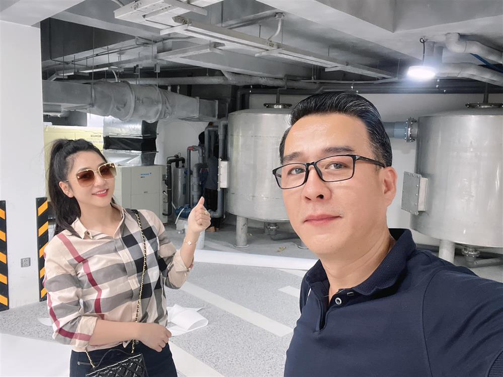 Vua cá Koi và Hà Thanh Xuân bên nhau khắp thế gian trước cưới-2