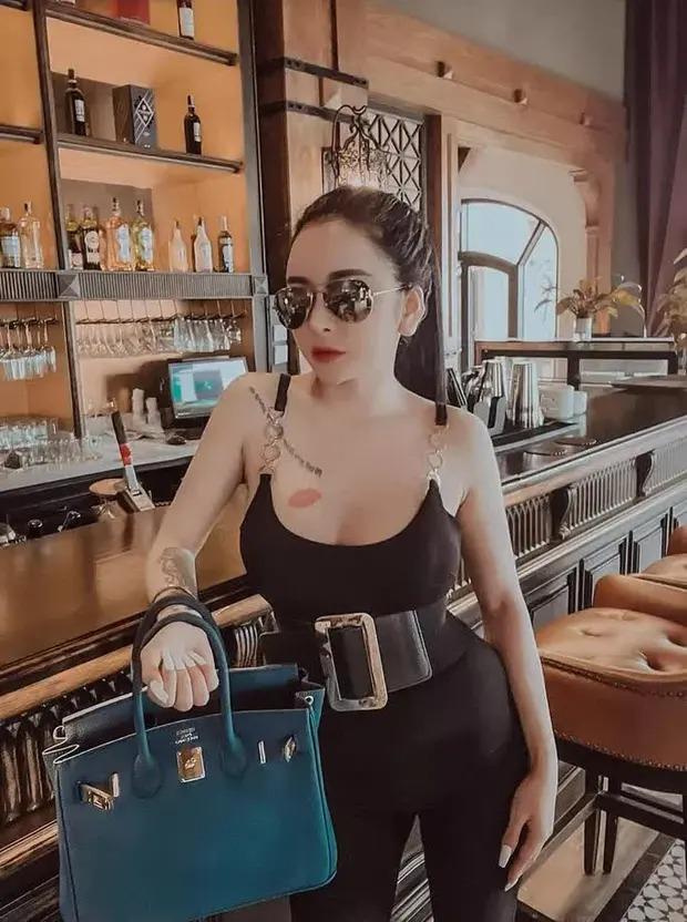 Không chỉ check-in sang chảnh, Phạm Thị Hằng còn dát lên người những món đồ "nhìn như hàng hiệu" của các nhà mốt như Hermès, Gucci...