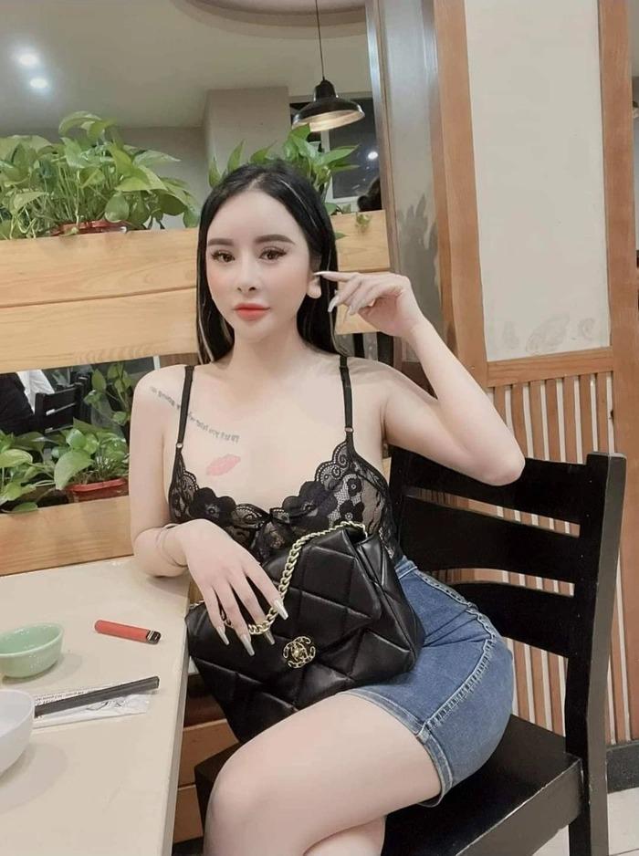 Những item cô mặc đều phải hở hoặc trễ nải vô cùng sexy.