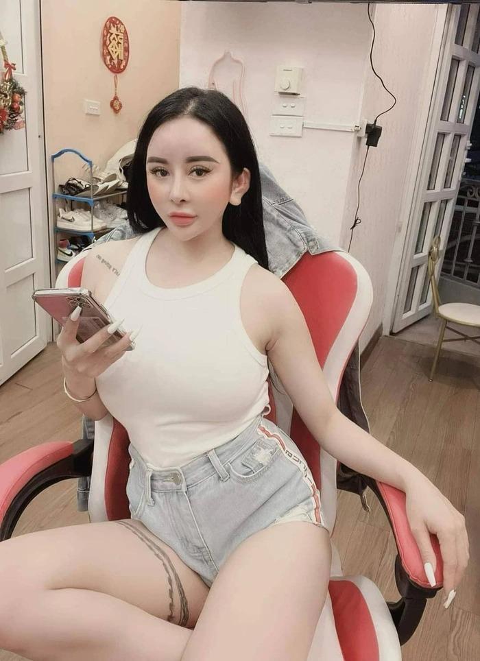 Trên mạng xã hội, Hằng luôn xuất hiện với những hình ảnh lung linh, sang-xịn-mịn.