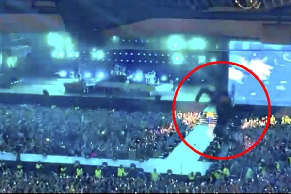 Khoảnh khắc kinh hoàng trong đêm nhạc của Harry Styles-1
