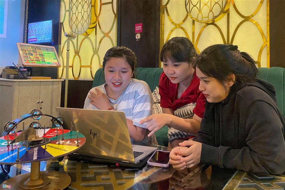 Học nhóm trong quán karaoke ở TP.HCM-1