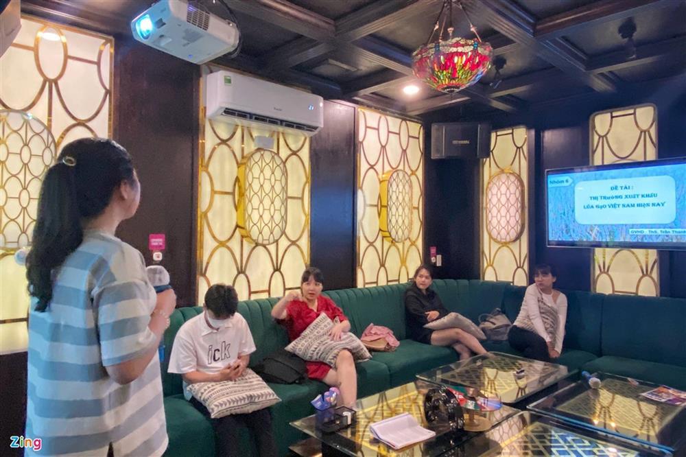 Học nhóm trong quán karaoke ở TP.HCM-3