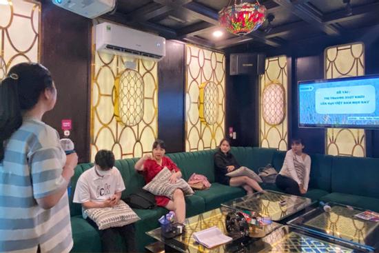 Học nhóm trong quán karaoke ở TP.HCM