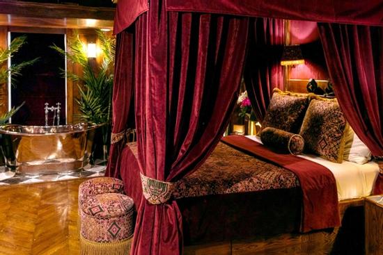 Du khách đặt nhầm 'phòng hư hỏng' trong khách sạn tình dục