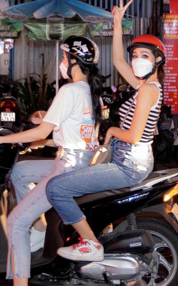 Không chưng diện cầu kỳ, cả 2 mặc áo phông cùng quần jeans đơn giản nhưng vẫn vô cùng nổi bật.