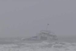 Tìm kiếm tàu cá chở 34 ngư dân trôi tự do trên biển Phú Quý