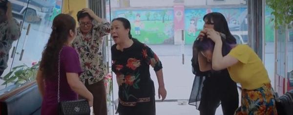 Thương Ngày Nắng Về 2 - Tập 32: Bà Nga khóc nghẹn vì cậu Vượng đòi tiền-9